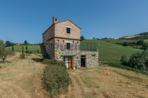 L’Agenzia Immobiliare Puzielli propone prestigiosa proprietà con terreno in vendita a Montalto delle Marche (43)
