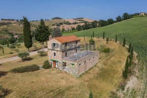 L’Agenzia Immobiliare Puzielli propone prestigiosa proprietà con terreno in vendita a Montalto delle Marche (9)