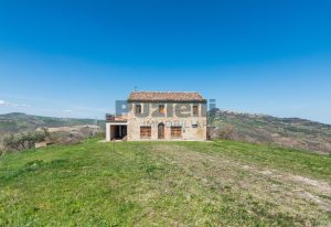 Casale ristrutturato con vista panoramica a Monte San Martino