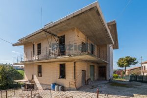 L’Agenzia Immobiliare Puzielli propone appartamento al grezzo su casa bifamiliare in vendita a Fermo (8)