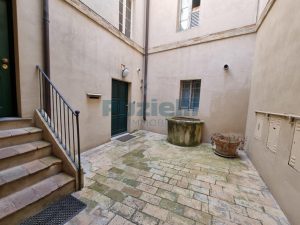 L’Agenzia Immobiliare Puzielli propone appartamento ristrutturato nel centro storico di Fermo (39)