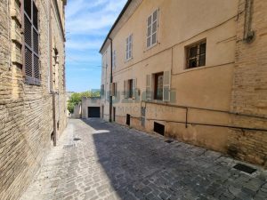 L’Agenzia Immobiliare Puzielli propone appartamento ristrutturato nel centro storico di Fermo (42)