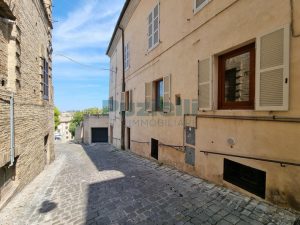L’Agenzia Immobiliare Puzielli propone appartamento ristrutturato nel centro storico di Fermo (43)