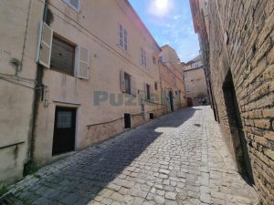 L’Agenzia Immobiliare Puzielli propone appartamento ristrutturato nel centro storico di Fermo (44)