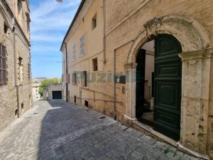 L’Agenzia Immobiliare Puzielli propone appartamento ristrutturato nel centro storico di Fermo (45)
