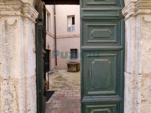 L’Agenzia Immobiliare Puzielli propone appartamento ristrutturato nel centro storico di Fermo (46)