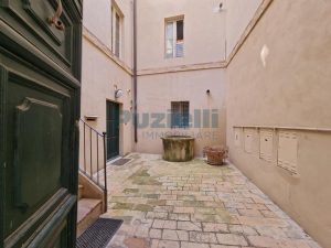 L’Agenzia Immobiliare Puzielli propone appartamento ristrutturato nel centro storico di Fermo (47)