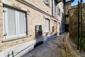 L’Agenzia Immobiliare Puzielli, propone bilocale in vendita nel centro storico di Fermo (17)