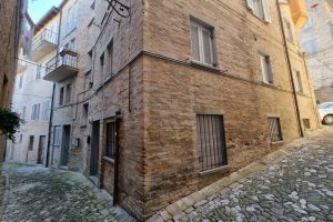 L’Agenzia Immobiliare Puzielli, propone bilocale in vendita nel centro storico di Fermo (20)