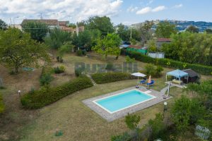 L’Agenzia Immobiliare Puzielli propone casale ad uso bed and breakfast con piscina (9)