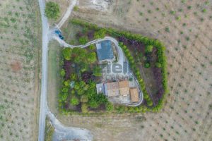 L’Agenzia Immobiliare Puzielli propone casale ristrutturato in vendita a Camporotondo (1)