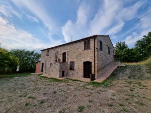 Casale ristrutturato in vendita a Monteleone di Fermo nelle Marche