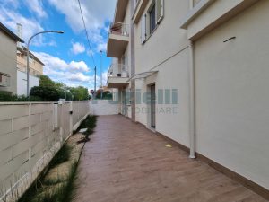 L’Agenzia Immobiliare Puzielli propone appartamento con giardino e garage a Porto San Giorgio (20)
