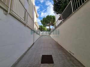 L’Agenzia Immobiliare Puzielli propone appartamento con giardino e garage a Porto San Giorgio (31)