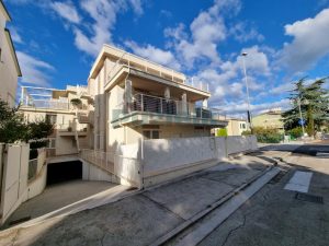 L’Agenzia Immobiliare Puzielli propone appartamento con giardino e garage a Porto San Giorgio (32)
