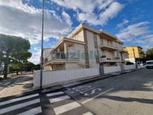 L’Agenzia Immobiliare Puzielli propone appartamento con giardino e garage a Porto San Giorgio (33)