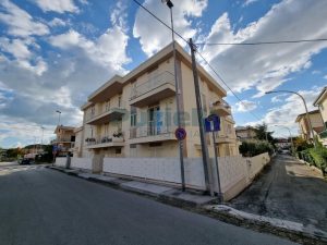 L’Agenzia Immobiliare Puzielli propone appartamento con giardino e garage a Porto San Giorgio (34)
