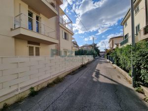 L’Agenzia Immobiliare Puzielli propone appartamento con giardino e garage a Porto San Giorgio (35)