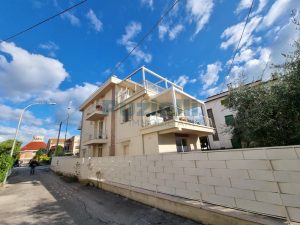 L’Agenzia Immobiliare Puzielli propone appartamento con giardino e garage a Porto San Giorgio (36)