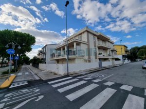 L’Agenzia Immobiliare Puzielli propone appartamento con giardino e garage a Porto San Giorgio (38)