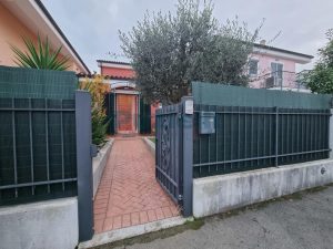 L’Agenzia Immobiliare Puzielli propone appartamento con giardino in vendita a Pedaso (41)