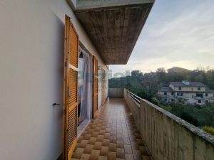 L’Agenzia Immobiliare Puzielli propone appartamento con giardino privato a Grottazzoli (20)