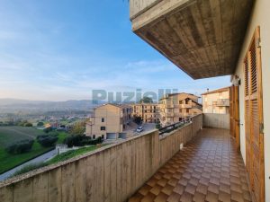 L’Agenzia Immobiliare Puzielli propone appartamento con giardino privato a Grottazzoli (21)
