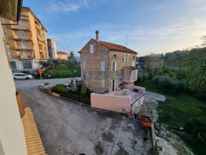L’Agenzia Immobiliare Puzielli propone appartamento con giardino privato a Grottazzoli (24)