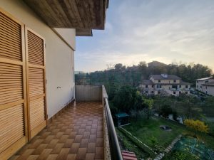 L’Agenzia Immobiliare Puzielli propone appartamento con giardino privato a Grottazzoli (25)