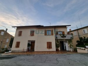L’Agenzia Immobiliare Puzielli propone appartamento con giardino privato a Grottazzoli (55)
