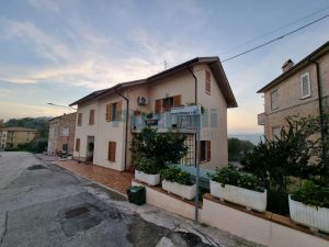 L’Agenzia Immobiliare Puzielli propone appartamento con giardino privato a Grottazzoli (57)