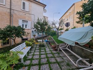 L’Agenzia Immobiliare Puzielli propone appartamento con giardino privato a Grottazzoli (59)