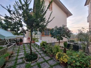 L’Agenzia Immobiliare Puzielli propone appartamento con giardino privato a Grottazzoli (60)