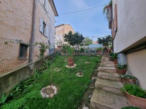L’Agenzia Immobiliare Puzielli propone appartamento con giardino privato a Grottazzoli (61)