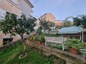 L’Agenzia Immobiliare Puzielli propone appartamento con giardino privato a Grottazzoli (62)