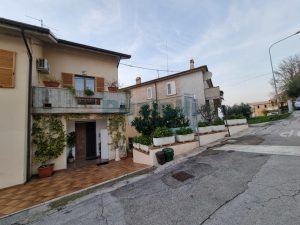 L’Agenzia Immobiliare Puzielli propone appartamento con giardino privato a Grottazzoli (63)