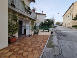 L’Agenzia Immobiliare Puzielli propone appartamento con giardino privato a Grottazzoli (64)