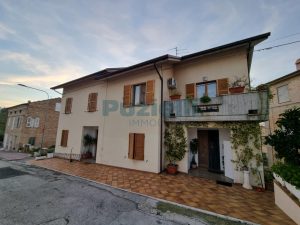 L’Agenzia Immobiliare Puzielli propone appartamento con giardino privato a Grottazzoli (66)