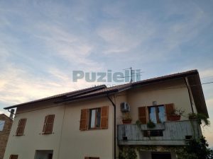 L’Agenzia Immobiliare Puzielli propone appartamento con giardino privato a Grottazzoli (67)
