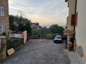L’Agenzia Immobiliare Puzielli propone appartamento con giardino privato a Grottazzoli (68)