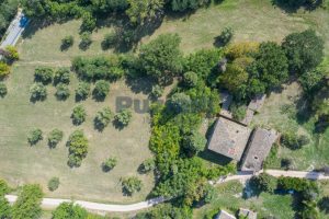 L’Agenzia Immobiliare Puzielli propone casale nobile con corte in vendita a Cingoli (1)