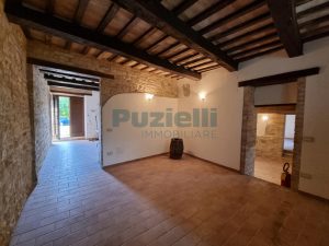 L’Agenzia Immobiliare Puzielli propone casale ristrutturato in vendita a Monteleone di Fermo nelle Marche (10)