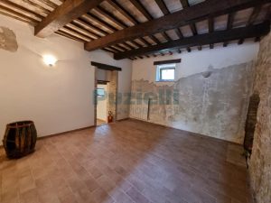 L’Agenzia Immobiliare Puzielli propone casale ristrutturato in vendita a Monteleone di Fermo nelle Marche (11)