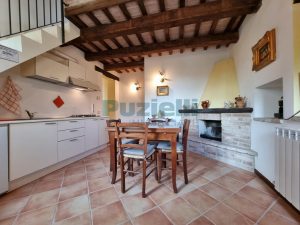 L’Agenzia Immobiliare Puzielli propone casale ristrutturato in vendita a Monteleone di Fermo nelle Marche (13)
