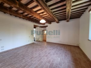 L’Agenzia Immobiliare Puzielli propone casale ristrutturato in vendita a Monteleone di Fermo nelle Marche (2)