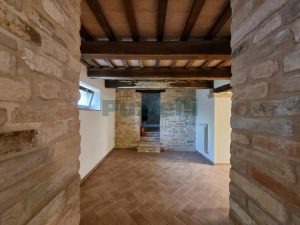 L’Agenzia Immobiliare Puzielli propone casale ristrutturato in vendita a Monteleone di Fermo nelle Marche (3)