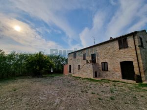 L’Agenzia Immobiliare Puzielli propone casale ristrutturato in vendita a Monteleone di Fermo nelle Marche (36)