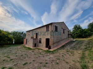 L’Agenzia Immobiliare Puzielli propone casale ristrutturato in vendita a Monteleone di Fermo nelle Marche (38)