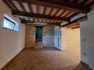 L’Agenzia Immobiliare Puzielli propone casale ristrutturato in vendita a Monteleone di Fermo nelle Marche (4)