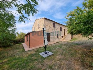 L’Agenzia Immobiliare Puzielli propone casale ristrutturato in vendita a Monteleone di Fermo nelle Marche (41)